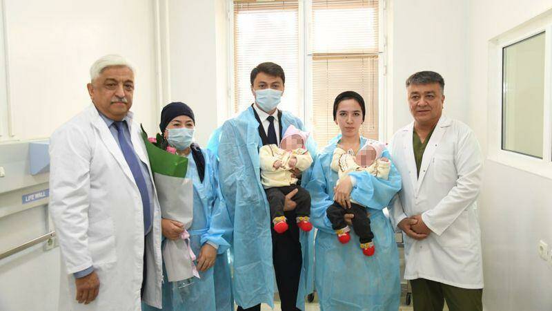 Сиамских близнецов из Киргизии успешно разделили узбекские врачи