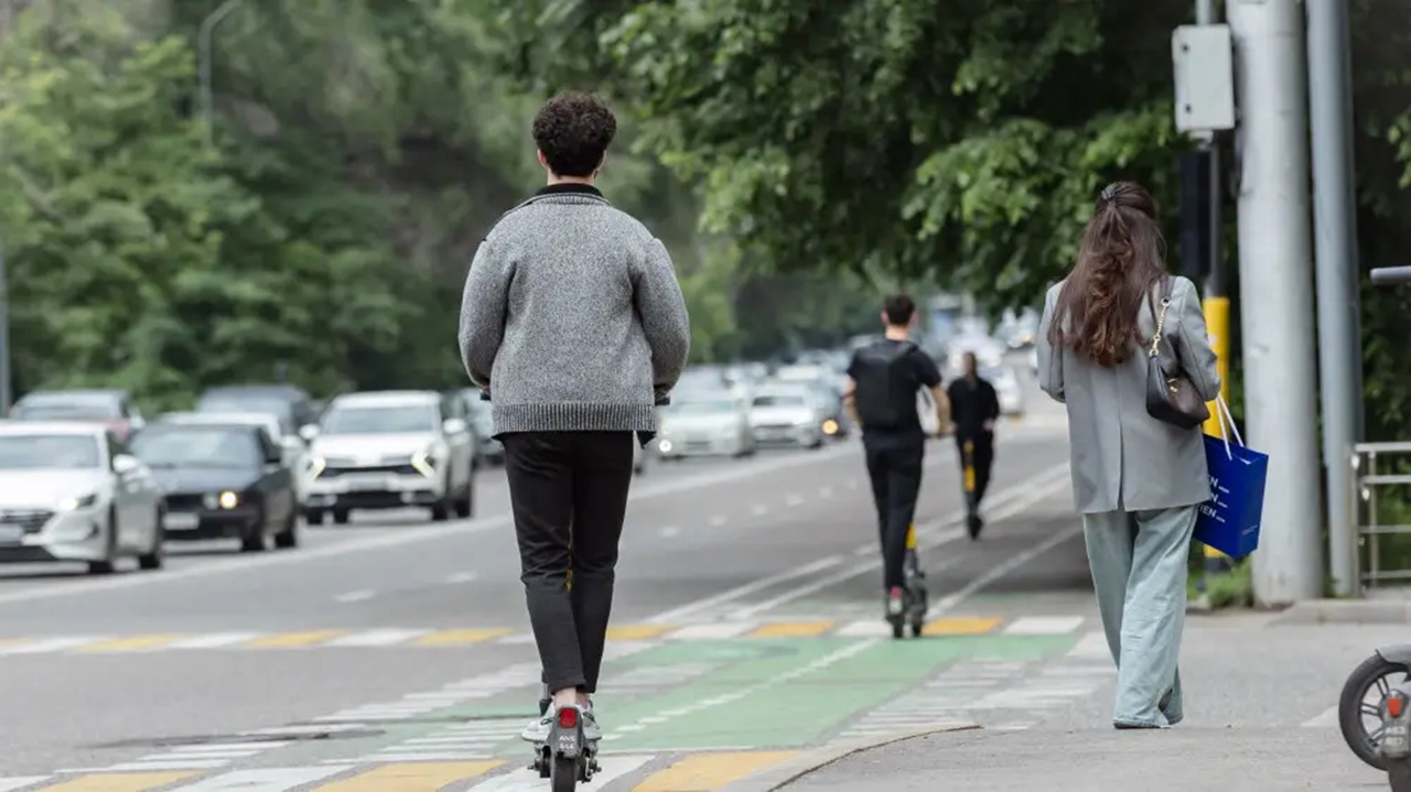 в алматы обсуждают запрет электросамокатов из-за  хаоса на улицах