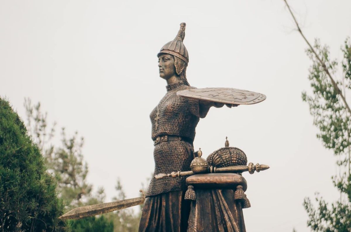 страна не агрессор, но может за себя постоять: памятник «россия» установили в таджикистане