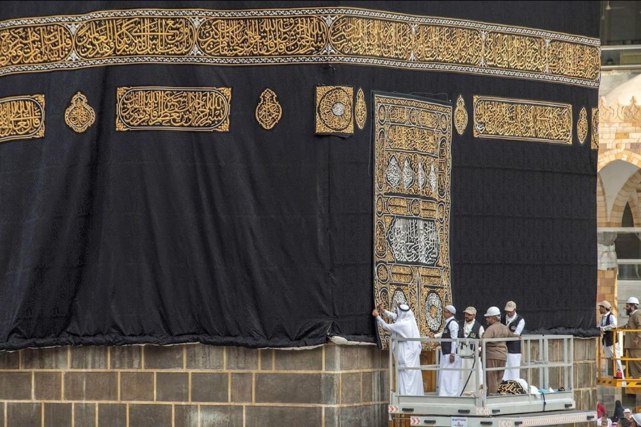 Покрывало греха: как следы Эпштейна ведут в священные залы Востока