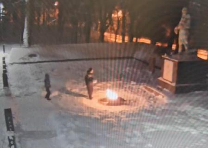 две семьи из узбекистана могут выдворить за пределы россии после того, как в петербурге затушили вечный огонь