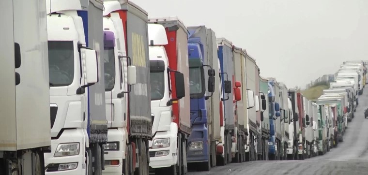 многокилометровые пробки возникли на границе казахстана с россией