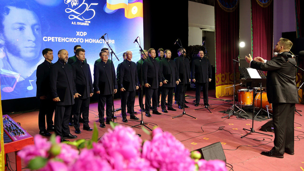 Мужской хор из России исполнил романс «Я вас любил» на кыргызском языке