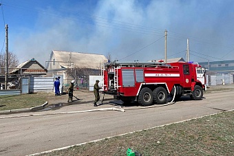 взорвались три газовых баллона: в казахстане ликвидируют крупный пожар (видео)