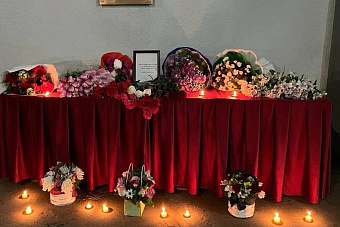 жители ташкента несут цветы к посольству россии в узбекистане после теракта в «крокус сити холле»