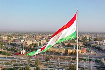 «Читая СМИ»: О непросвещенных таджикских геях в России, «воздушной блокаде» Хорога и двухгодовом запасе продуктов