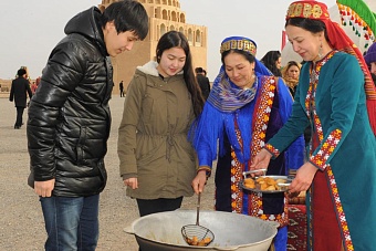 погода, в странах центральной азии, 8 октября 2023 года: в бишкеке +17, в ашхабаде +26