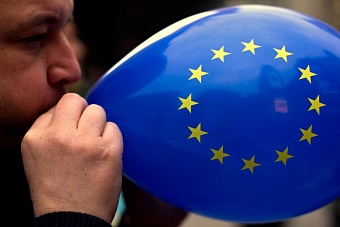 только половина избирателей в молдове поддержала на референдуме присоединение к ес и действующего президента