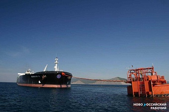 на морском терминале ктк зафиксировано попадание нефти в акваторию — причал временно отключен