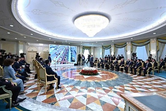 президенты казахстана и узбекистана встретили поезд, проследовавший из сианя в ташкент через казахстан