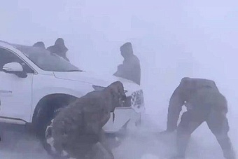 казахстанские спасатели из воинской части  вручную откапывают из-под снега автомобили в актюбинской области