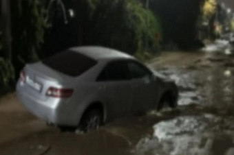 в алматы после сильного дождя провалился участок дороги — повреждено 13 автомобилей