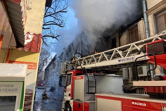 у центрального стадиона в алматы загорелась пристройка кафе