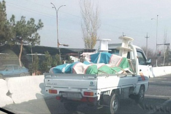 В Узбекистане оштрафовали водителя, который использовал флаг в качестве брезента