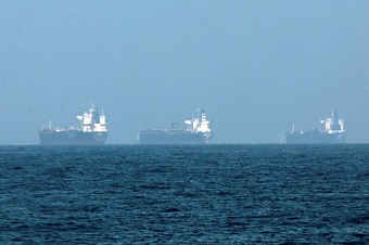 страны персидского залива снизили нефтедобычу на 6,7 млн баррелей в сутки из-за блокировки ормузского пролива