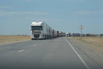 в астраханской области на границе с казахстаном выезд из рф ждали 49 грузовых автомобилей