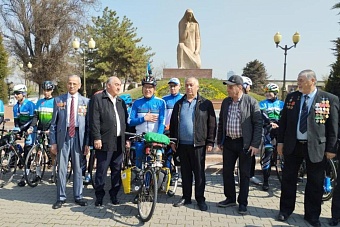 велопутешественник из узбекистана хурсанд шеров отправился из ташкента в москву в честь 80-летия победы