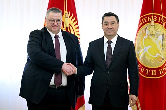 президент киргизии садыр жапаров: ««русский язык закреплен в качестве официального языка в конституции страны»