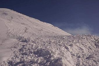 на трассе в казахстане снежная лавина сошла на автобус