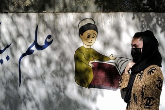 Женщины-визажисты в Афганистане выступили против запрета талибов на работу