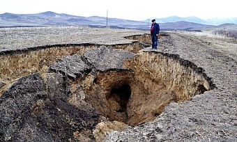 в восточном казахстане из-за провала земли образовались большие воронки