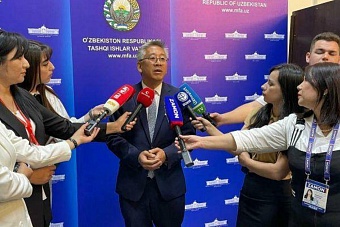 Планов громадье: Дональд Лу в национальном казахском орнаменте