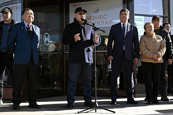 сообщаем подробности: садыр жапаров встретился с недовольными предпринимателями на рынке «дордой»