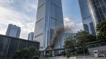 в столице кнр легкомоторный самолет столкнулся с небоскрёбом citic tower