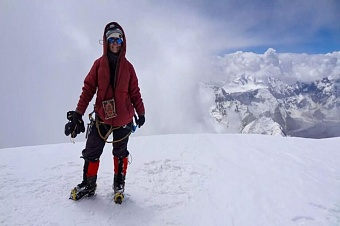 «она машет с вершины смерти»: сын российской альпинистки с хан-тенгри умоляет власти не сдаваться