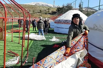 Туркам полюбились казахские юрты: пострадавшие от землетрясения не хотят переезжать из них в дома