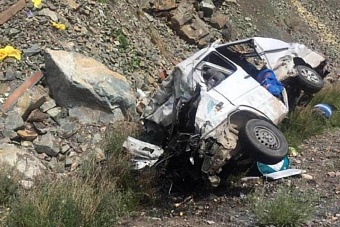 в таджикистане микроавтобус сорвался в 200-метровый овраг