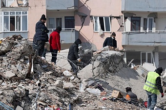 в результате землетрясений на юге турции погибло 35 418 человек