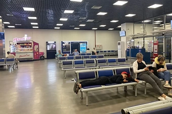 один не дома: 10-летний мальчик из казахстана двое суток пробыл один в аэропорту в турции