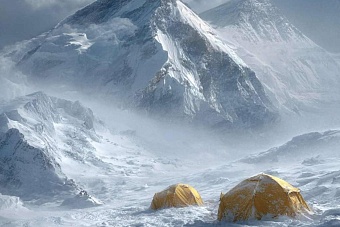 снежная буря блокировала тысячу туристов на эвересте