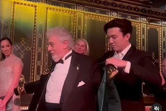 димаш кудайберген подарил легендарному пласидо доминго казахский чапан