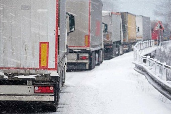 30 большегрузов из-за плохой погоды стоят на трассе в актюбинской области