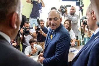 токаев поздравил пашиняна с победой на парламентских выборах в армении