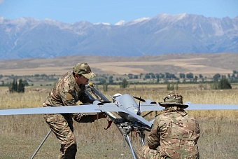 токаев заявил, что казахстан должен сам выпускать бронетехнику, стрелковое оружие, бпла
