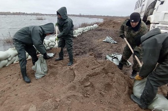 спасатели и коммунальные службы в западно-казахстанской области борются с паводками