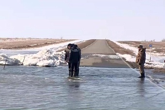 потоки весенней воды заливают казахстанский город