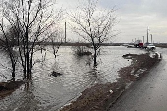 движение на трассе в западно-казахстанской области ограничено из-за паводков
