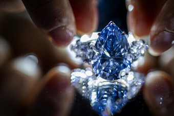 самый крупный голубой бриллиант продан почти за 44 млн. $ на аукционе christie's