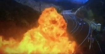 в узбекистане на трассе взорвалась фура: один человек погиб, шесть пострадали (видео)