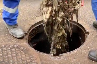 в бишкеке 11 часов устраняли засор в канализации, куда жители выбросили 100  кг тряпок