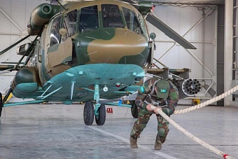 казахстанский полицейский попал в книгу рекордов страны, отбуксировав боевой вертолёт