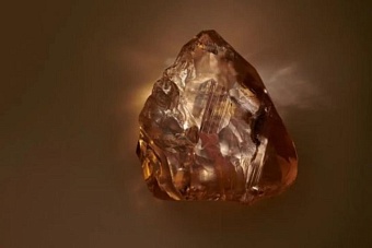 в якутии добыли крупнейший в истории россии ювелирный алмаз и назвали его в честь 80-летия победы