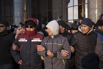 сми: прогресса в переговорах между уволенными нефтяниками в казахстане и представителями  власти нет