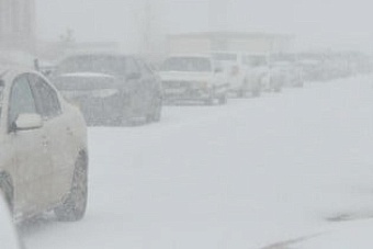 на трассе екатеринбург-алматы из-за ветра и снега ограничили движение автотранспорта из-за ветра и снега