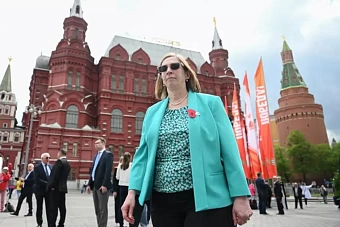 посол сша приняла участие в возложении цветов к могиле неизвестного солдата в честь 80-летия победы