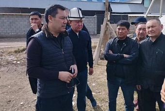 президент киргизии пообещал выделить жилье женщине, у которой снесли дом 